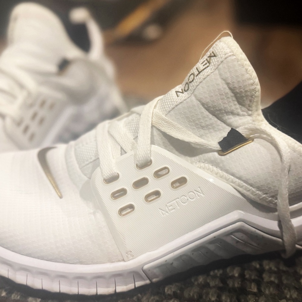 Nike Free Metcom 2
 White and Gold Athletic Shoes
Size 9.5